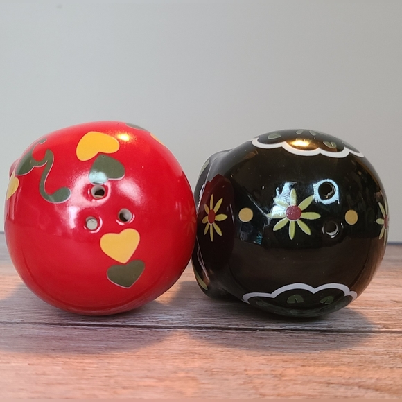 Day of Dead Sugar Skulls Black & Red Salt & Pepper Shakers Set Ceramic - Picture 7 of 7